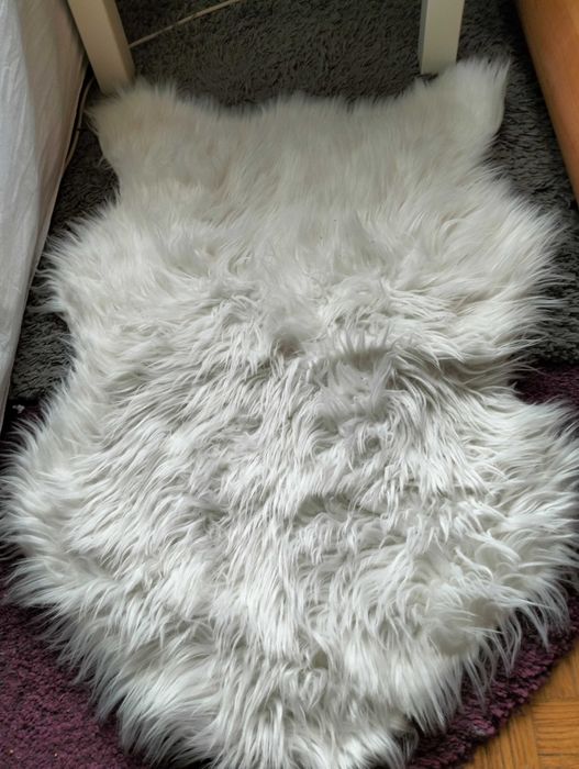 Dywanik włochaty biały