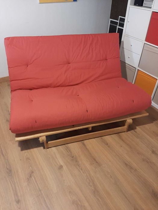 Futon com estrutura de madeira