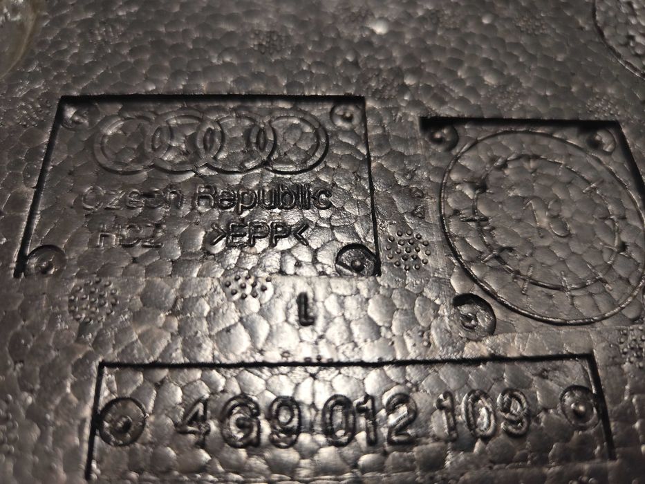 Wkład bagażnika Audi A6 C7 z mocowaniem narzędzi i zapięć siatki.