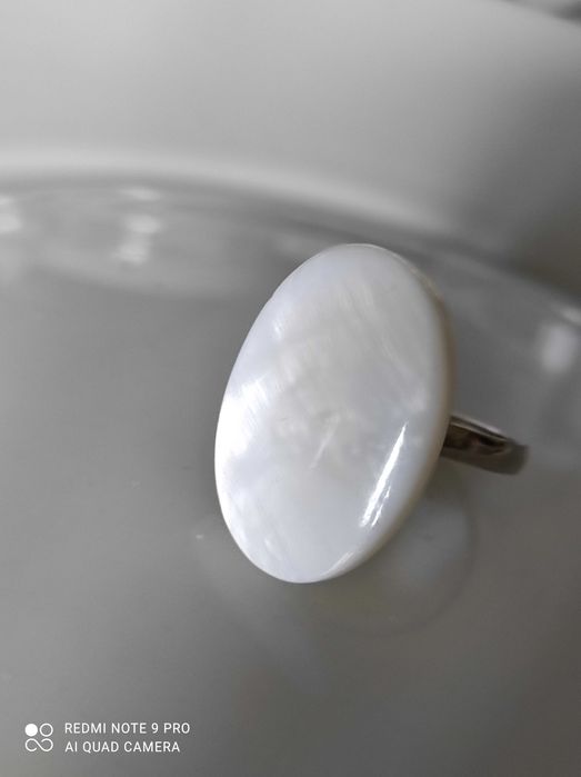 Pierścionek z masy perłowej na regulowanej obrączce