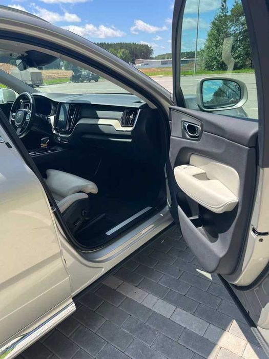 2019 Volvo XC60  2.0 бензин