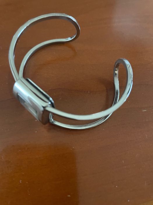 Relógio de senhora com pulseira rígida, aberta. Novo!