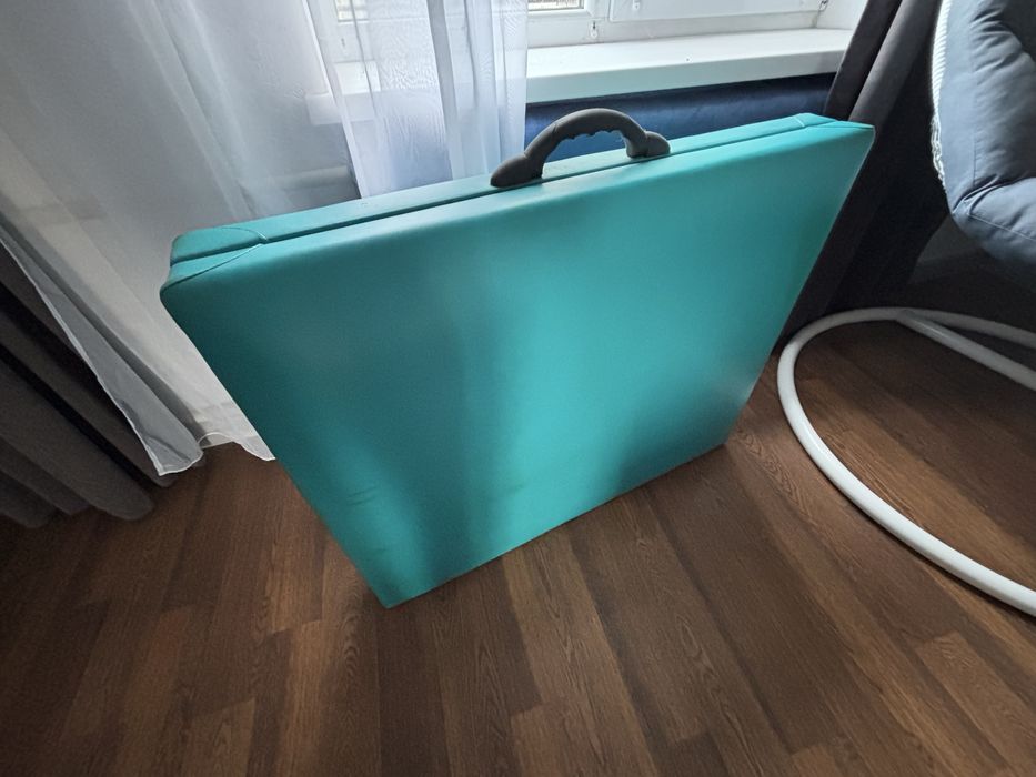 Складной массажный стол в хорошем состоянии.