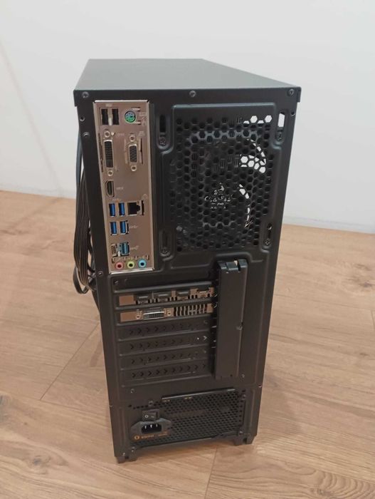 Komputer stacjonarny - Asus GeForce GTX1070, Intel Core i7-7700