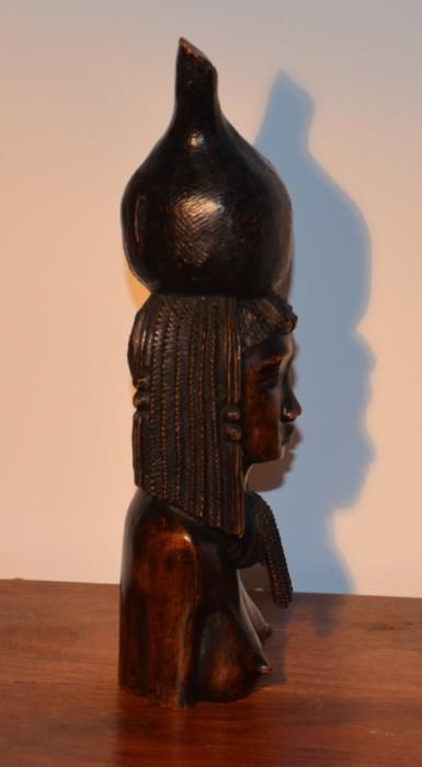 Estatueta - Busto Mulher Africana com Cabaça à Cabeça – Origem: Angola