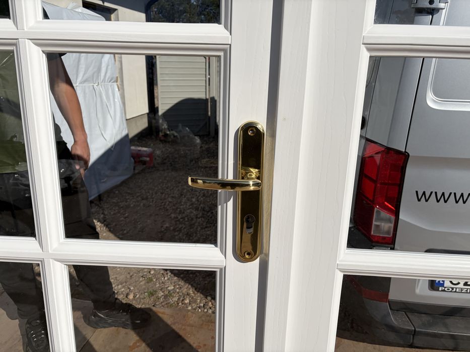 Drzwi zewnętrzne drewniane dwuskrzydłowe z doświetlem białe C.Polska