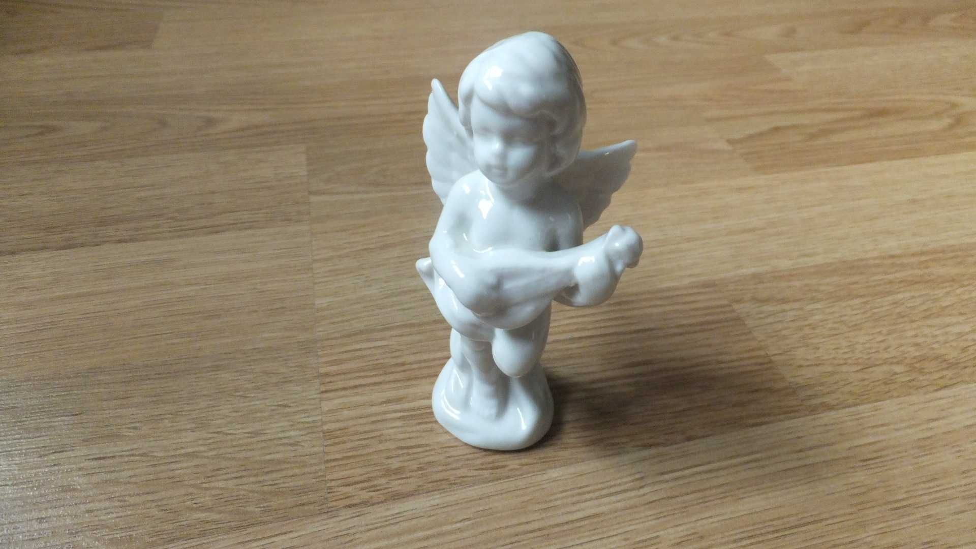 aniołek biały ceramiczny dekoracyjny lub na komunię 12 cm