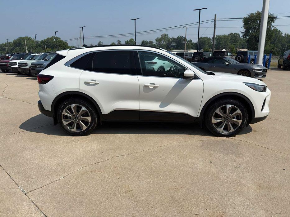 Ford Escape Hybrid      2023