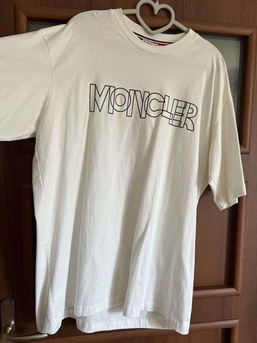 Biała koszulka z napisem moncler