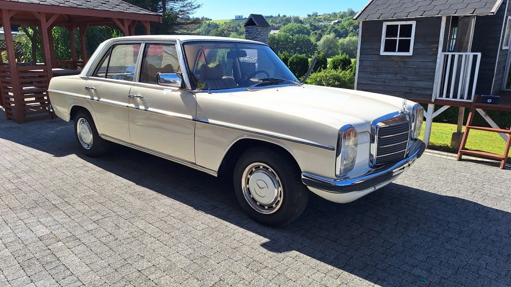 Zabytkowy Mercedes w115