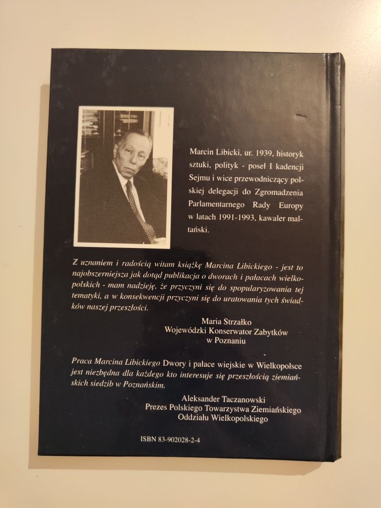 Dwory i pałace wiejskie w Wielkopolsce Przewodnik - Marcin Libicki