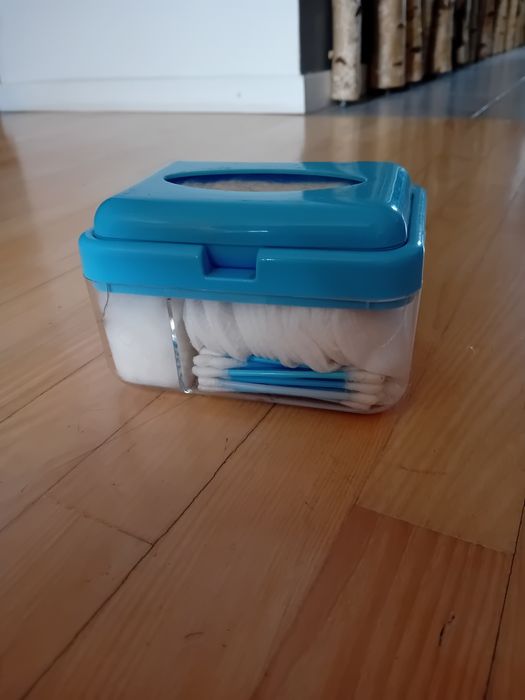 Organizer kosmetyczny z wyposażeniem