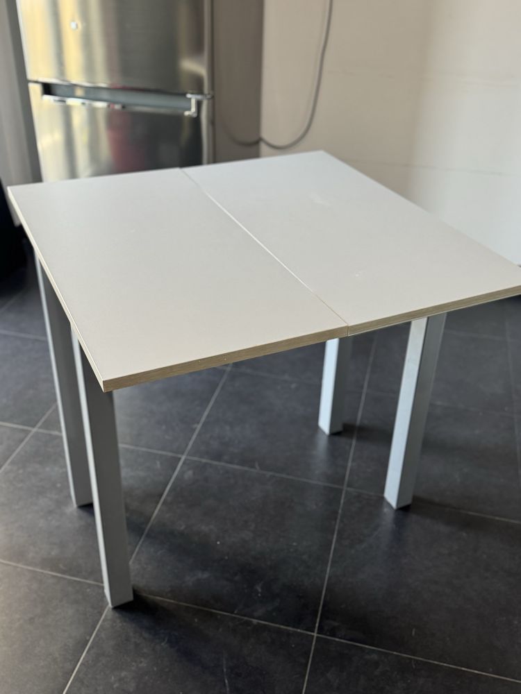 Mesa de cozinha + 2 bancos
