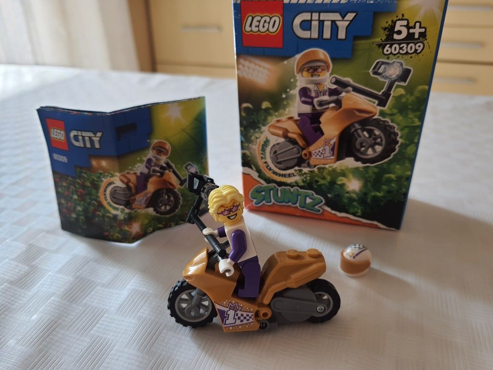 Конструктор LEGO City Селфі на каскадерському мотоциклі (60309)