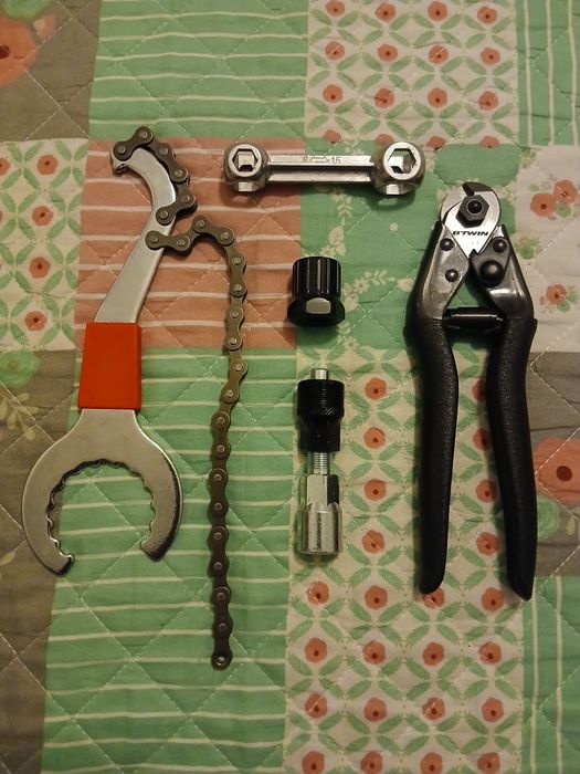 Ferramentas, peças e acessórios de bike