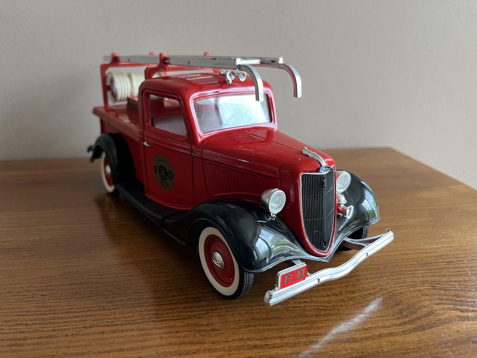 Sprzedam model samochodu Ford V8 strażacki Solido 1:19