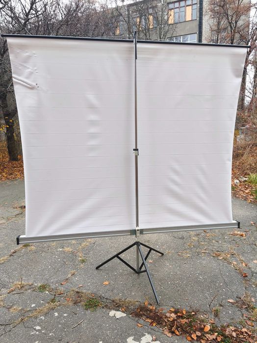 Екран для проектора на тринозі