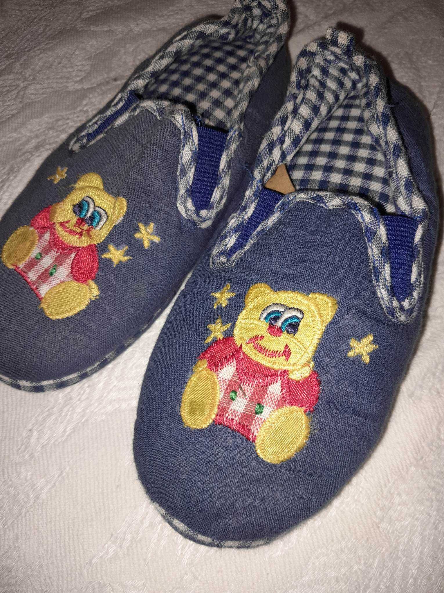 Conjunto composto por 3 pijamas+ roupão + pantufas 5/6 anos