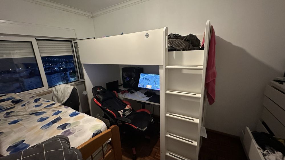1 cama da hello kitty e uma cama alta com secretaria e guardaroupa