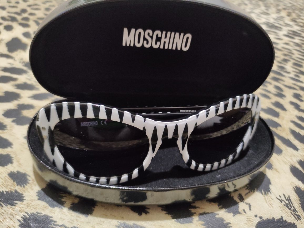 Оригинальные  солнцезащитные очки Moschino