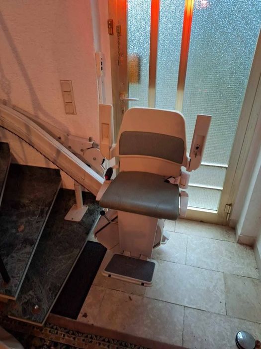 Krzesełko przyschodowe 
Krzesełko przyschodowe montowana przy s