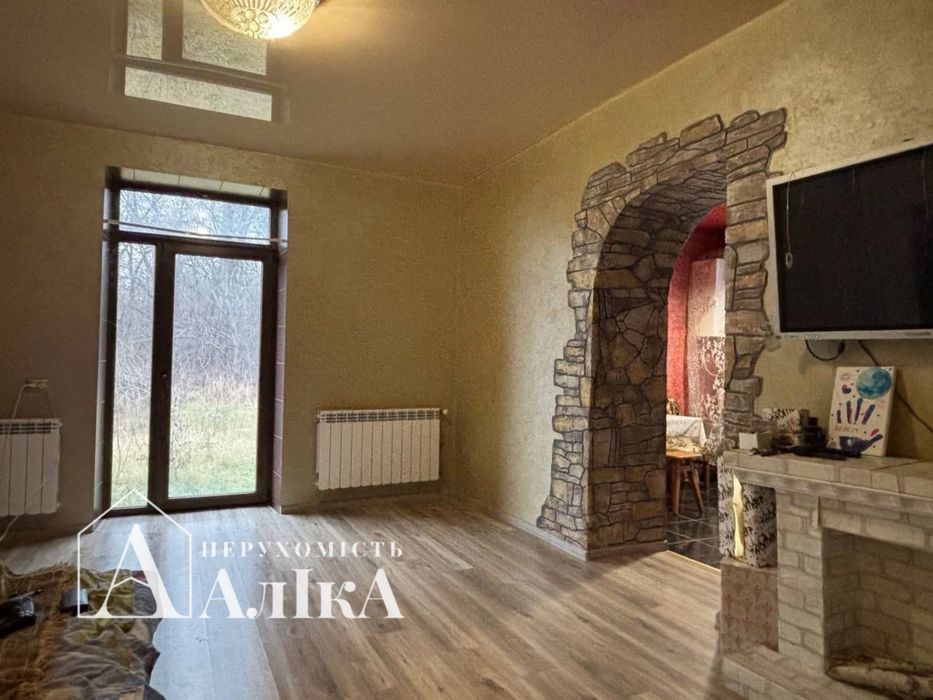 Продам будинок з ремонтом передмісті