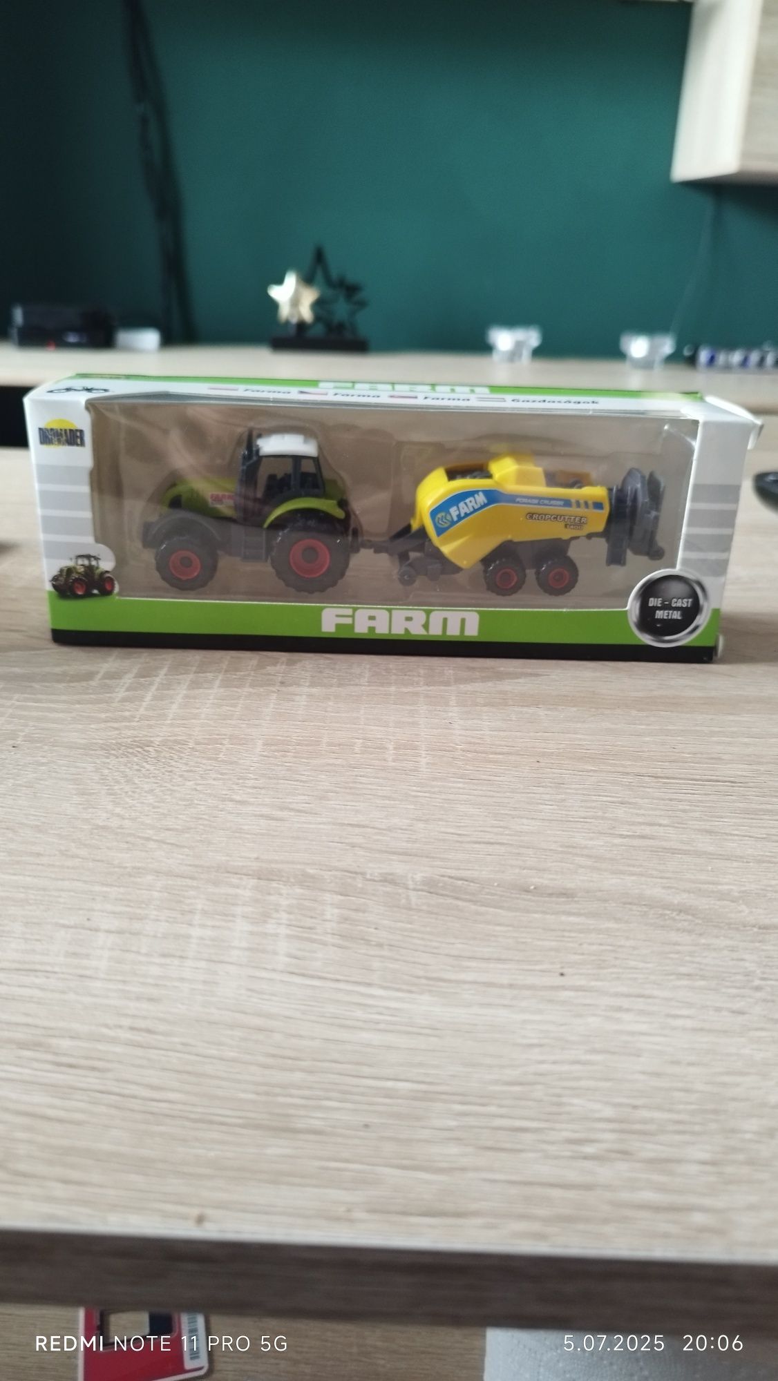 Traktor metalowy z przyczepą żółta prasa