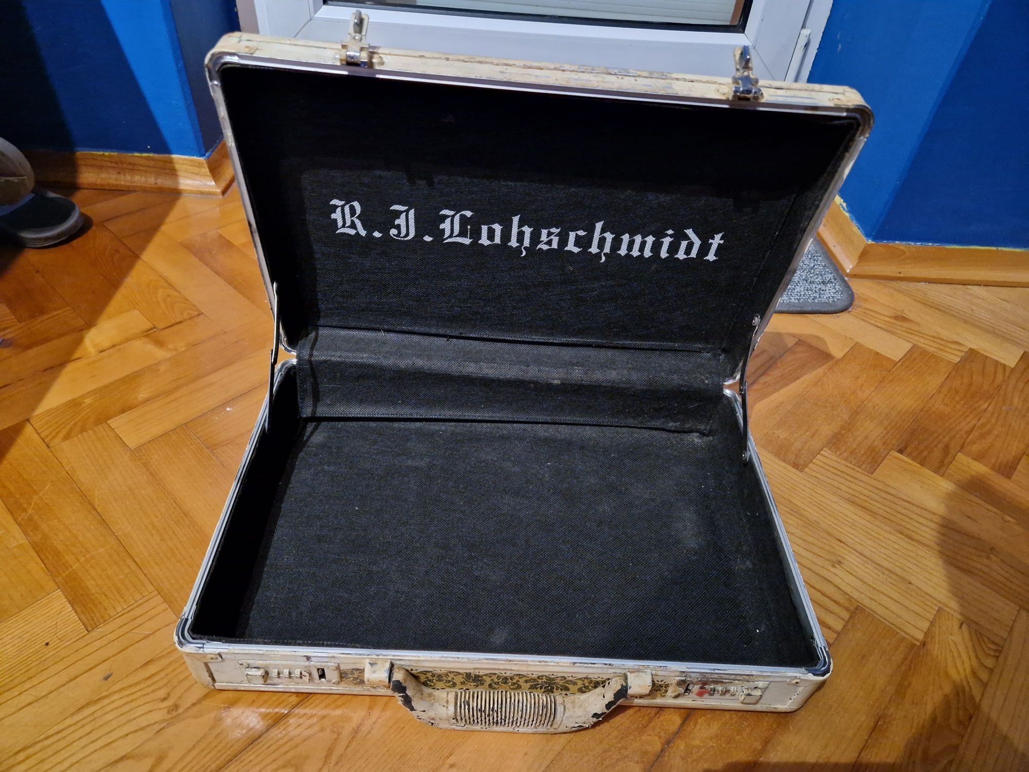 Metalowa walizka ozdobiona techniką decoupage