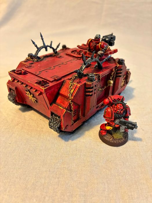 Warhammer 40k Chaos rhino, pomalownay, polakierowany
