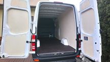 Zabudowa przestrzeni ładunkowej w aucie Mercedes Sprinter L3H2