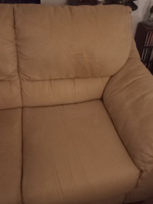 Sofá cor creme dois lugares