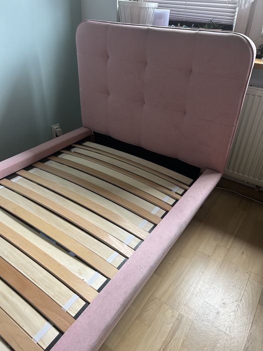 Łóżko ze stelażem