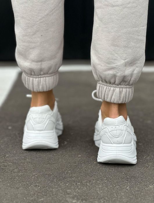 Жіночі кросівки, весняні