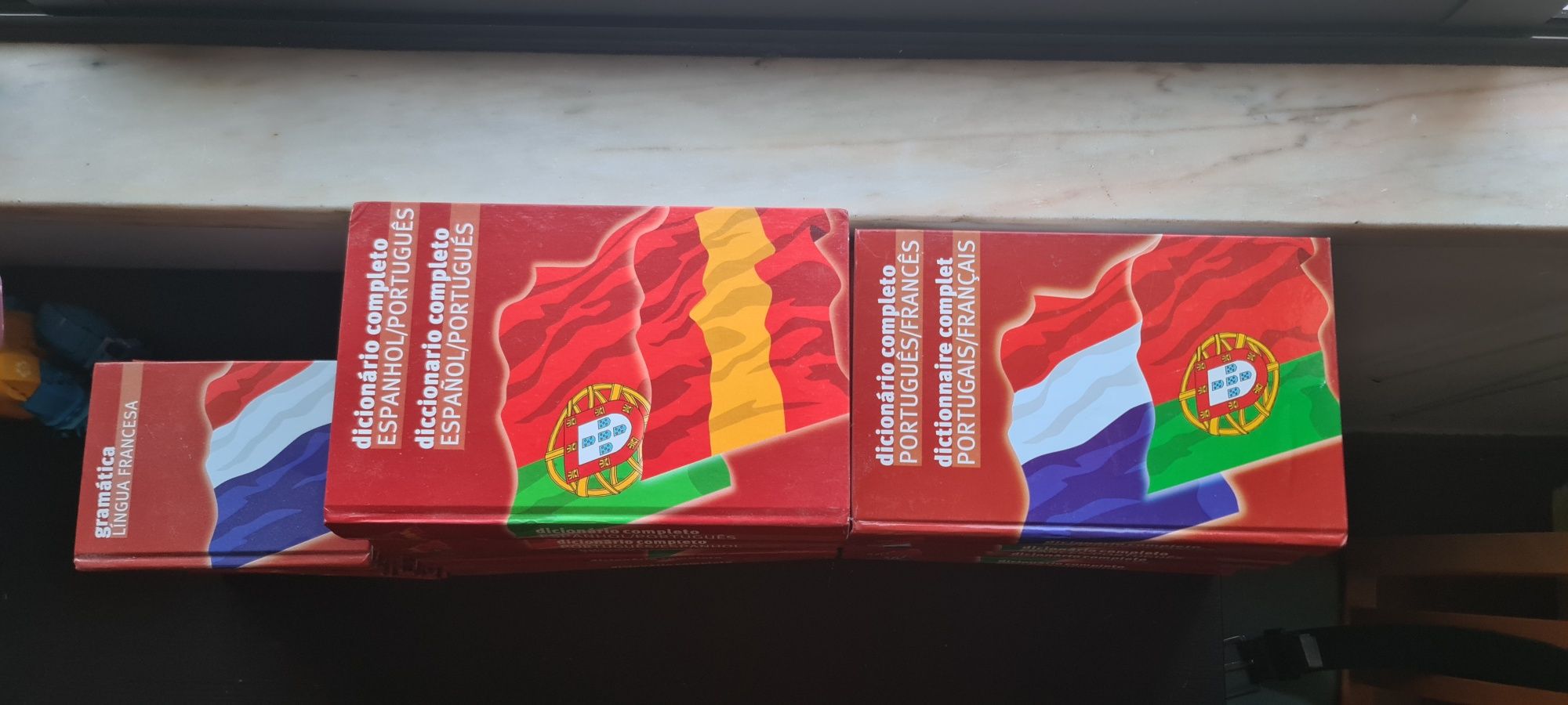 Dicionários de português, inglês, espanhol e francês