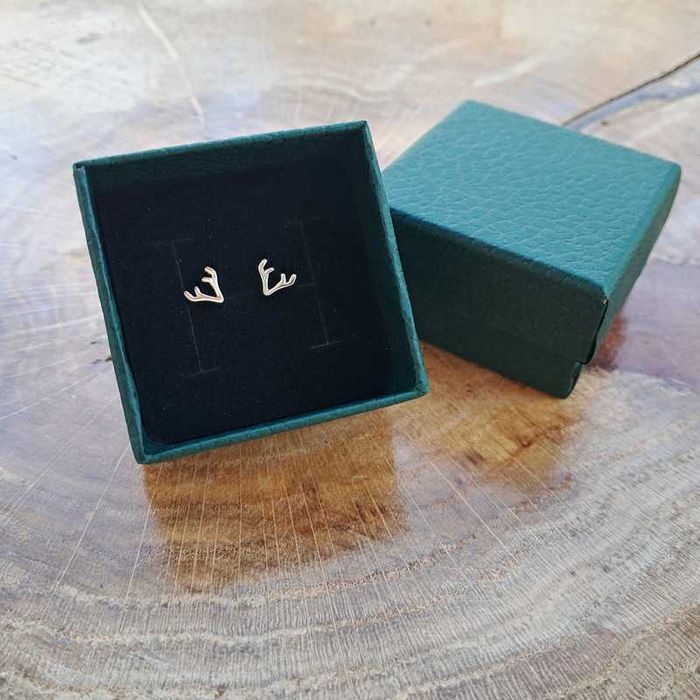 Leśne delikatne minimalistyczne srebrne kolczyki z porożem jeleń sarna