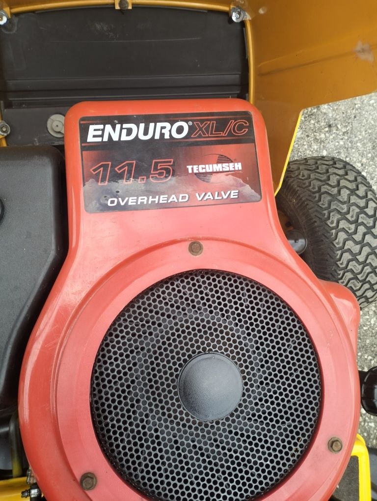Trator corta relva