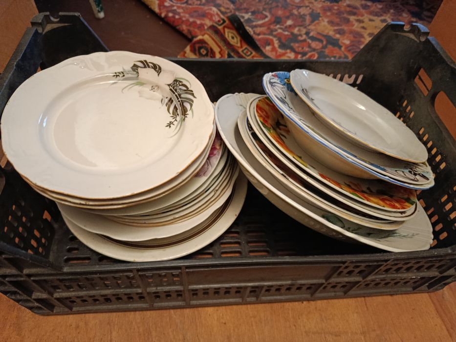 Посуд тарілки різні