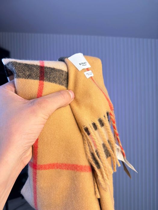 Шарф від Burberry
