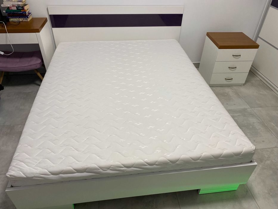 Łóżko z materacem + 2 szafki nocne