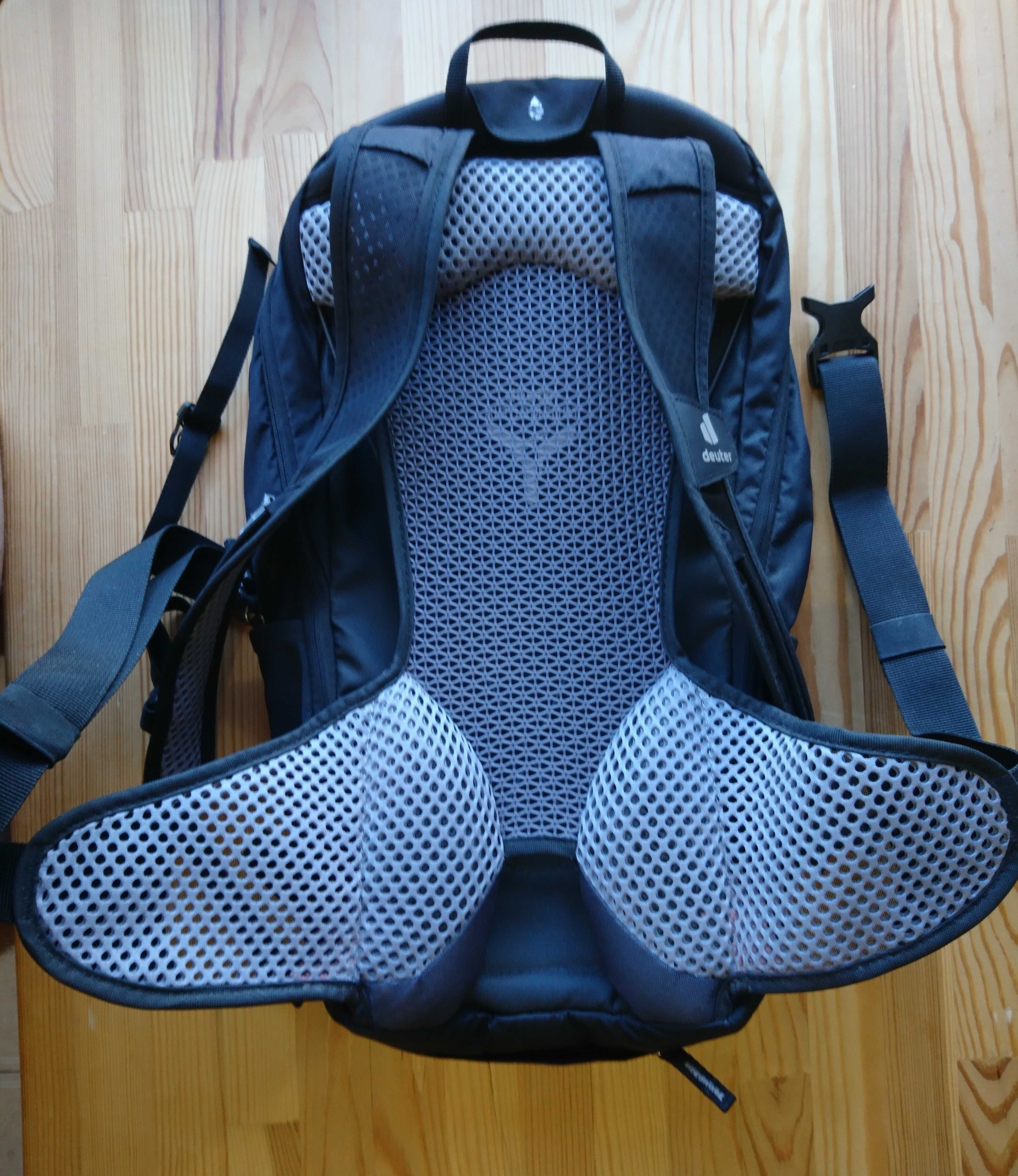 Велосипедний рюкзак (ЧОРНИЙ) Deuter Race EXP Air 14+3