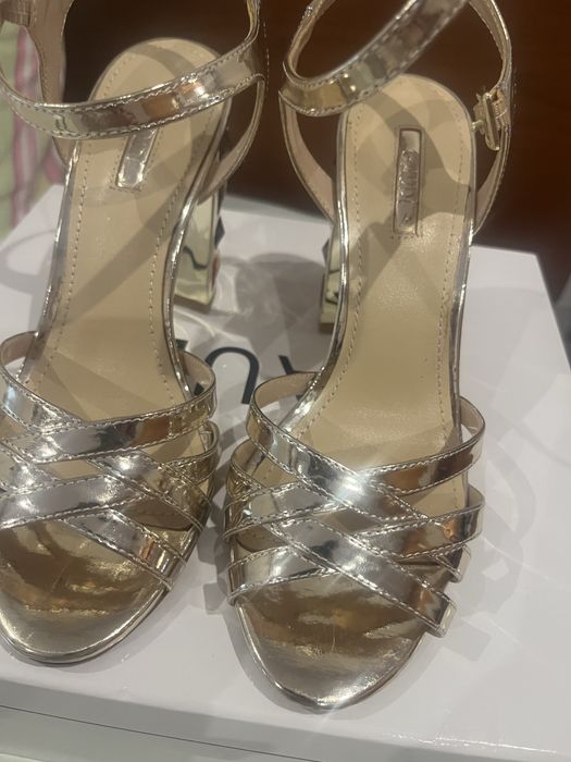 Sandalias da marca Gaudi na cor dourada