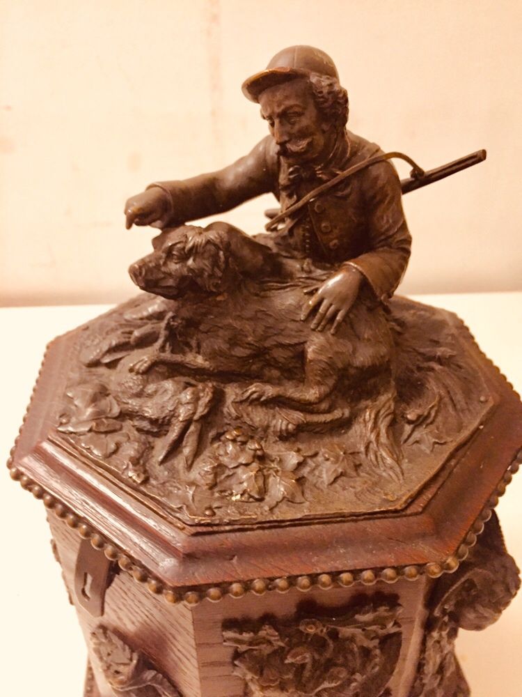 ESCULTURA O Guarda-Caça .Charuteira de mesa. Sec.XIX. Bronze e madeira