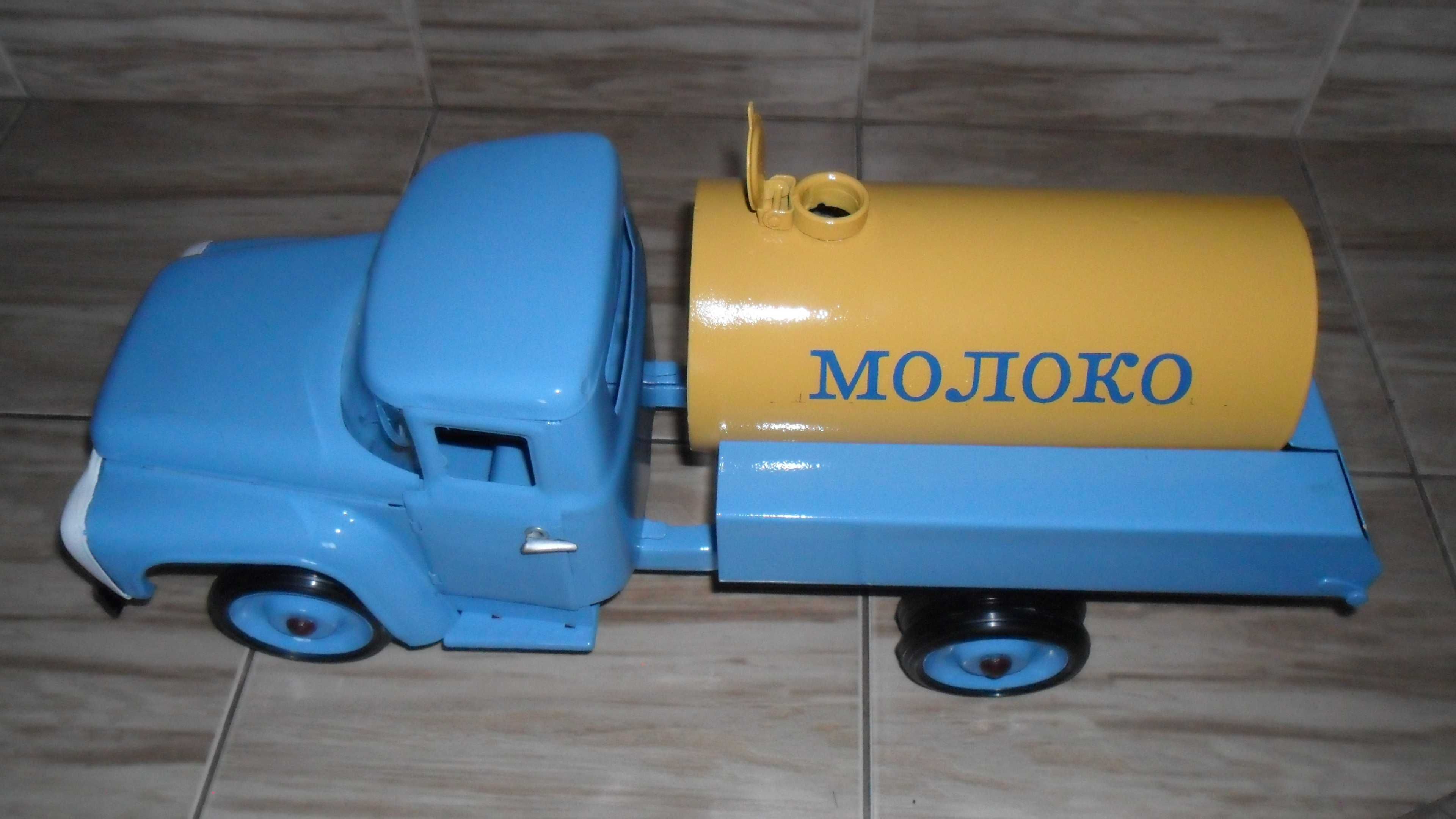 Машинка ЗиЛ-130 молоковоз.