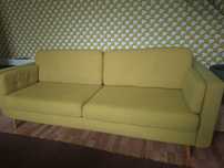 Sofa limonka rozkładana z pojemnikiem w skandynawskim stylu