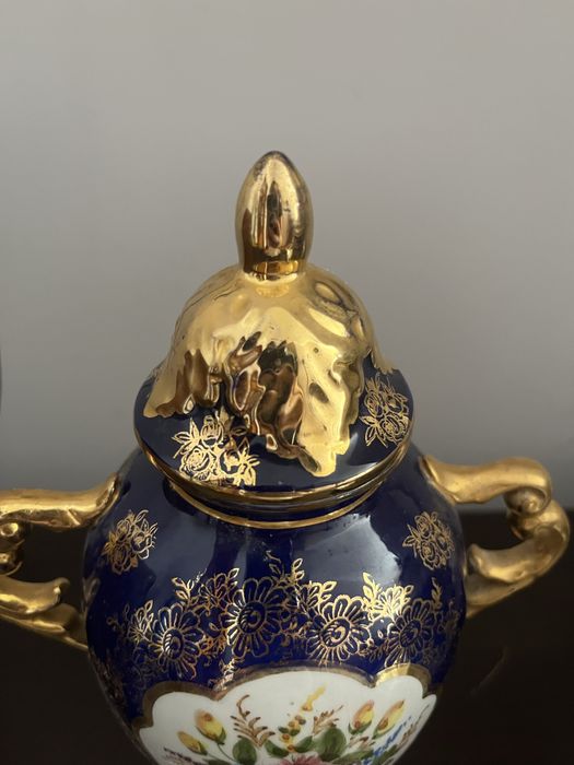 Vaso dourado com flores e tampa