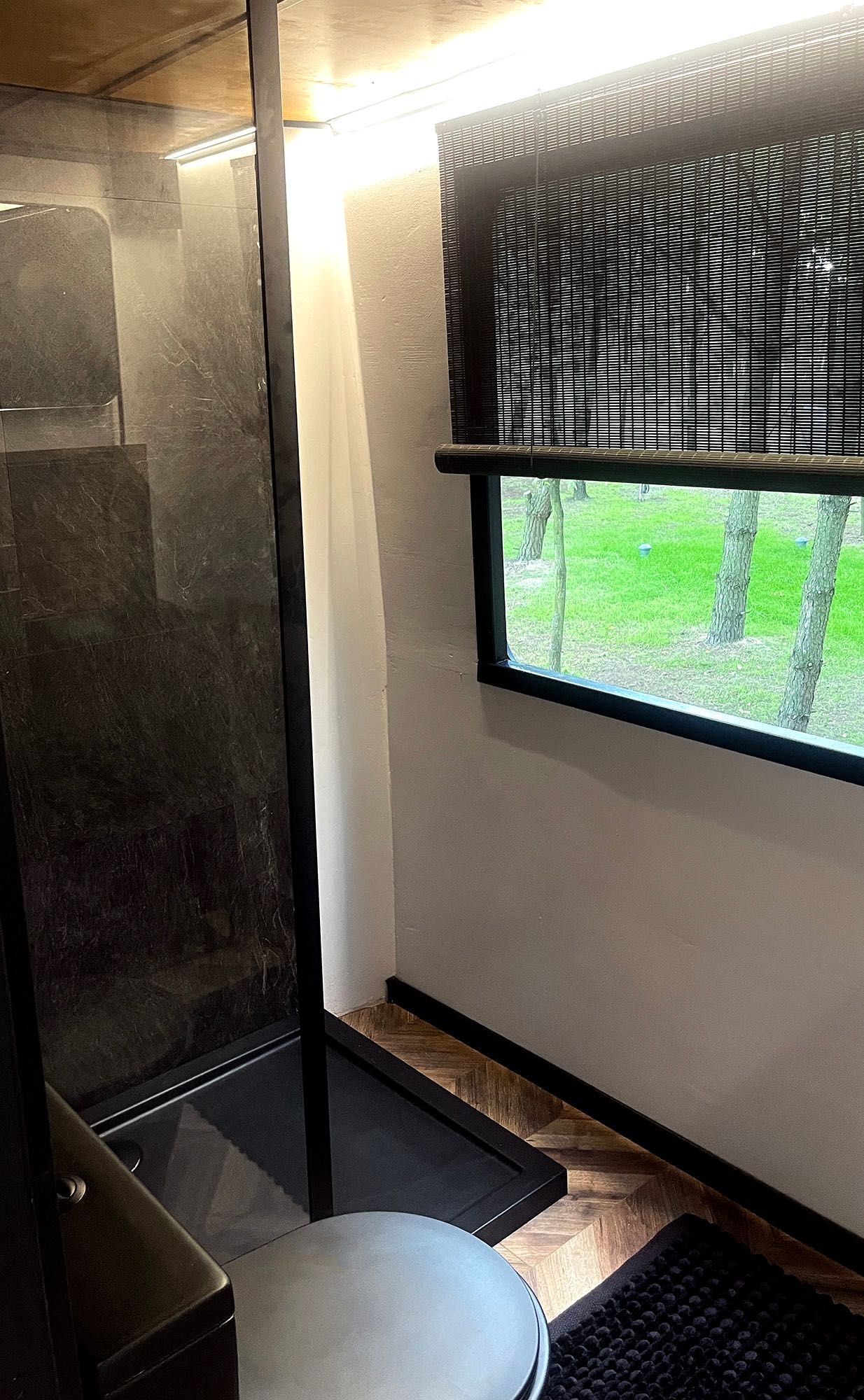 DOM.LAS&BUS- wynajmij wyjątkowy nocleg z prywatnym jacuzzi, JEZIORSKO