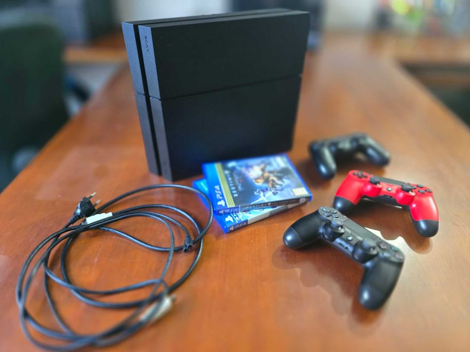 PlayStation 4 FAT com 3 comandos + 2 jogos (para reparação ou peças)