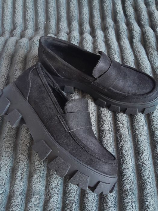Стильні чорні лофери на товстій підошві 
Модні, зручні та універсаль