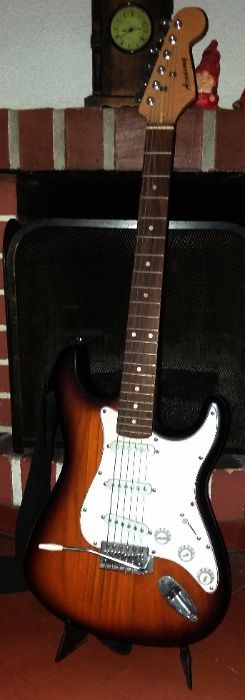 Guitarra Eléctrica Academy, Amplificador Coluna de Guitarra Laney LG12