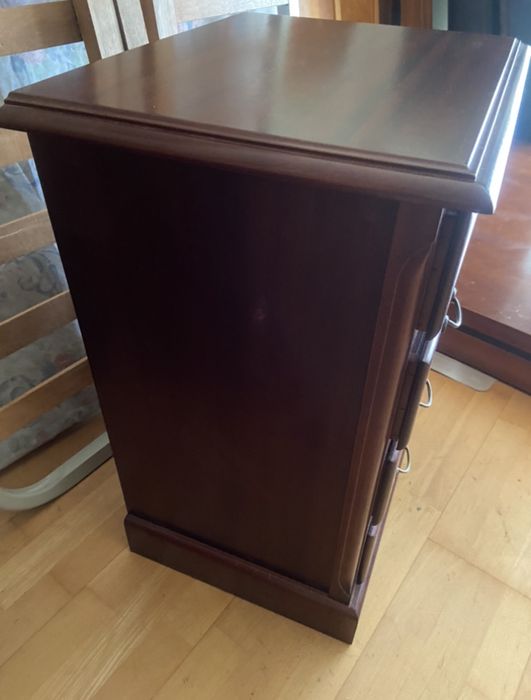 Mesas de cabeceira tipo camiseiros